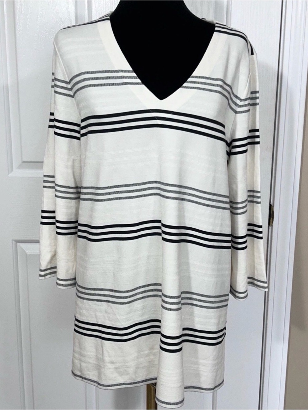 J. Jill Wearever L Large White Black Striped Knit V-Neck Tunic Top 3/4 Sleeve